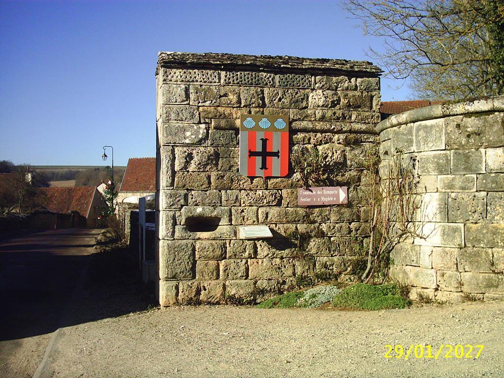 Le Puits Fortifie Salives Buitenkant foto